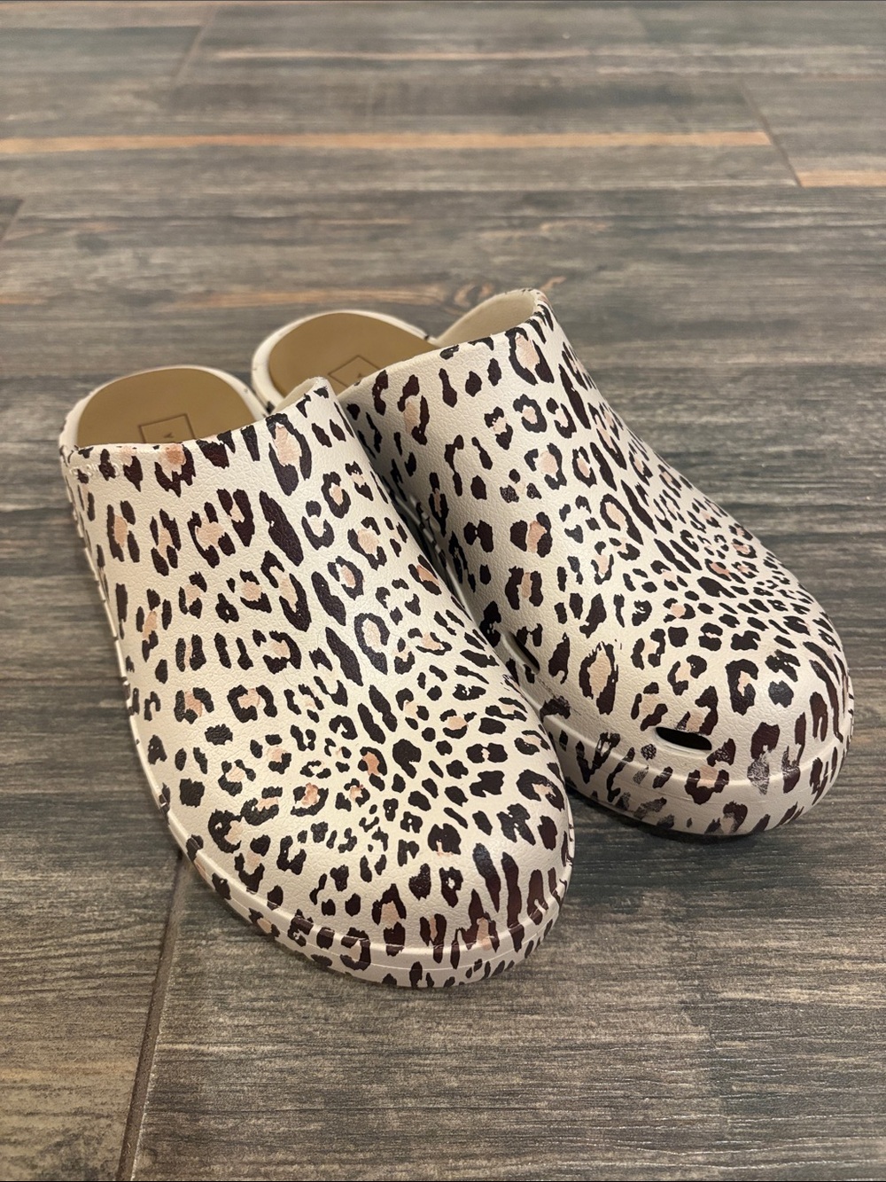 Women’s Yellow Box Zippy Clogs - Lt. Leopard